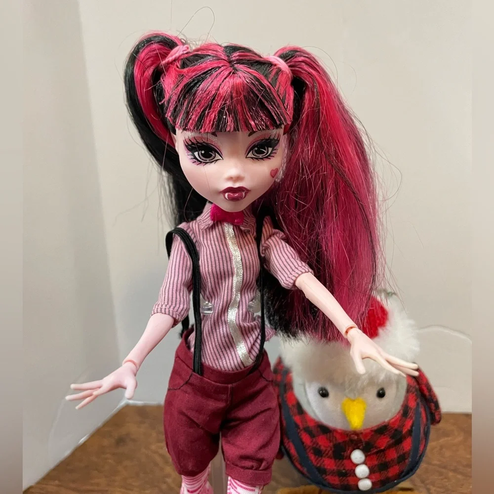 Monster High Draculaura Forbitten Love Doll In The Newspaper Club Outfit - Picture 13 of 16